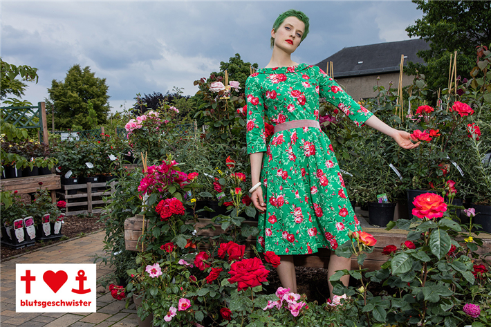 Dreht sich das Karussell der Jahreszeiten Richtung Frühling, sprießt blumengleich die Lebensfreude aus uns heraus. Also spring in die Gummistiefel und ab ins Beet! © Blutsgeschwister