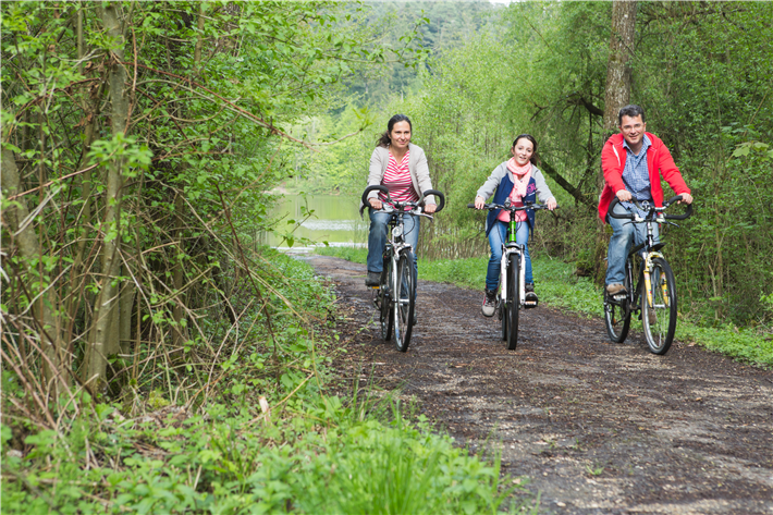 Eine Radtour im Frühling ist ein Spaß für die ganze Familie. © PEFC