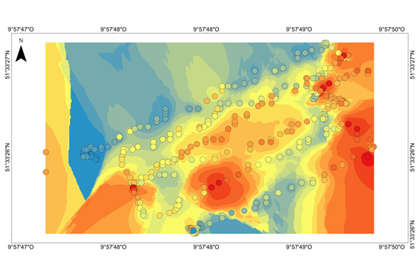 Heatmap der Feldtest-Befliegung. Die Harzquellen (rot) konnte die Drohne mit ihrer elektronik Nose lokalisieren. Ziel sind Karten, mit Darstellung der Käferausbreitung. © Datta, Pawan