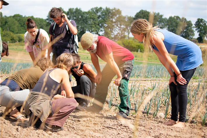 Auszubildende der biodynamischen Ausbildung bei einer praktischen Übung © Jakob Ganten 