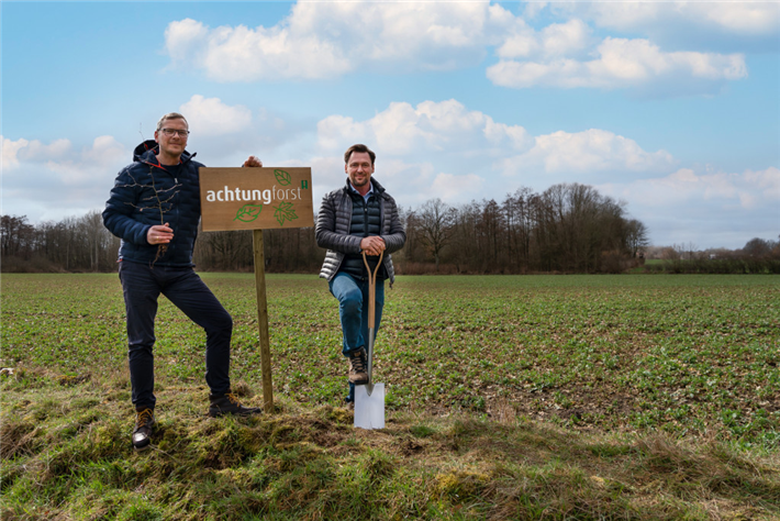 Mirko Kaminski, achtung! Gründer und CEO, und Thorsten Beckmann, CFO und für achtung! Forst verantwortlich, auf der Fläche, auf der Mischwald entstehen soll. © Agentur achtung!