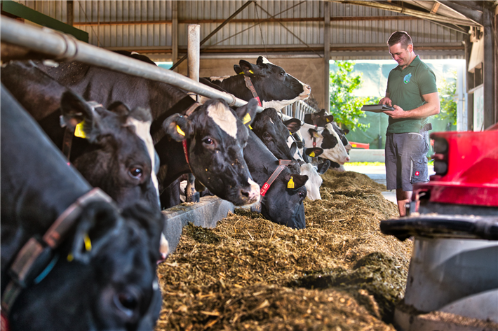 Arla Landwirt Kevin Anhamm findet es sehr hilfreich, Teil des Arla Klimacheck Programms zu sein. © Arla
