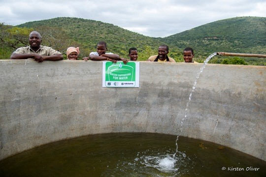 Ohne sauberes Wasser geht nichts – und 'Trinkbecher für Trinkwasser' lässt es gemeinsam mit dem Global Nature Fund und regionalen Partnern in vielen Gemeinden Afrikas sprudeln. Foto © Kirsten Oliver