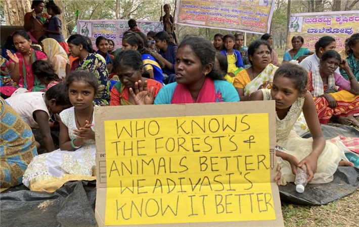 Angehörige der Jenu Kuruba protestieren in Indien gegen illegale Vertreibungen im Namen des 'Naturschutzes'. © Survival