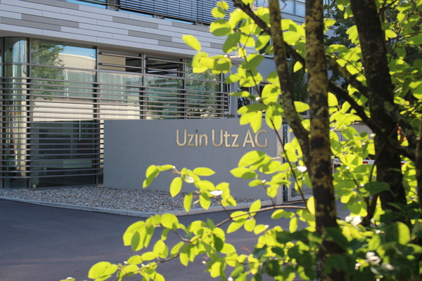 Mit der Baumpatenschaft unterstreicht die Uzin Utz AG ihre Nachhaltigkeitsstrategie und leistet einen Beitrag zum Klimaschutz. © Uzin Utz GmbH