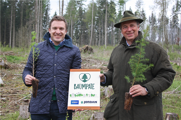 Philipp Utz (links) und Jörg L. Jordan (rechts) pflanzten gemeinsam Bäume. Für diese Aktion wurden alle Beteiligten negativ auf Corona getestet. © Uzin Utz Group