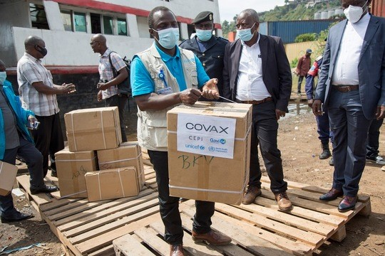 UNICEF stellt für COVAX seine jahrzehntealte Erfahrung bei der Beschaffung und Auslieferung von Impfstoffen sowie sein Logistiknetzwerk zur Verfügung. © UNICEF/UN0450923/Frisone 