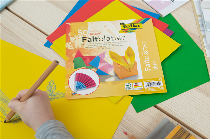 Auch für den Kunstunterricht gibt es reichlich Auswahl an buntem Papier und Karton mit dem PEFC-Siegel. © PEFC Deutschland / Ute Kaiser PEFC