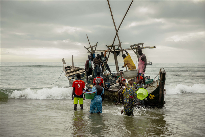 Einheimische Fischer müssen zunehmend mit industriellen Schiffen konkurrieren. © Environmental Justice Foundation