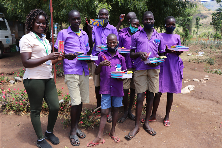 Schulkinder in Uganda freuen sich über die gespendeten Schreibwaren aus dem edding share-Projekt. © share