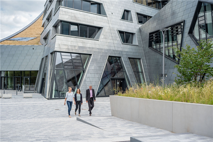 Heute für morgen managen – Studierende des MBA Sustainability Management vor dem Libeskind-Zentralgebäude © Leuphana Universität Lüneburg