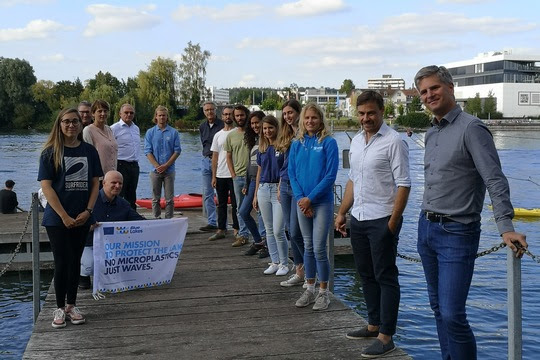 Gemeinsam für saubere Gewässer und dem Mikroplastik auf der Spur: Das Team der Surfrider Foundation Europe trifft in Konstanz das Projektteam des Blue Lakes Projektes von Bodensee-Stiftung und Global Nature Fund. Foto © Carolina Wackerhagen / Bodensee-Stiftung