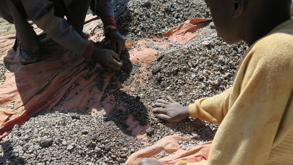 Kinder suchen nach kobalthaltigem Gestein am Stadtrand von Kolwezi in der Demokratischen Republik Kongo (Archivaufnahme von Mai 2015). © Amnesty International