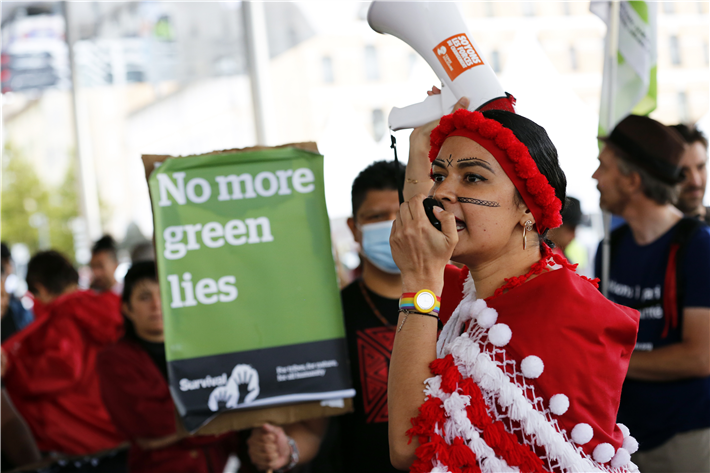 Aktivist*innen verschiedener Organisationen protestierten zum Beginn des Weltnaturschutzkongresses für Klimagerechtigkeit und gegen den kolonialen Naturschutz. © Survival