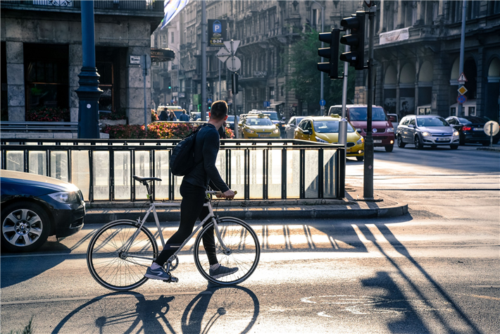 In Berlin sind 47 Prozent der Autofahrten unter fünf Kilometer lang – Strecken also, die die allermeisten Menschen problemlos mit dem Fahrrad zurücklegen könnten. © Skitterphoto, pixabay
