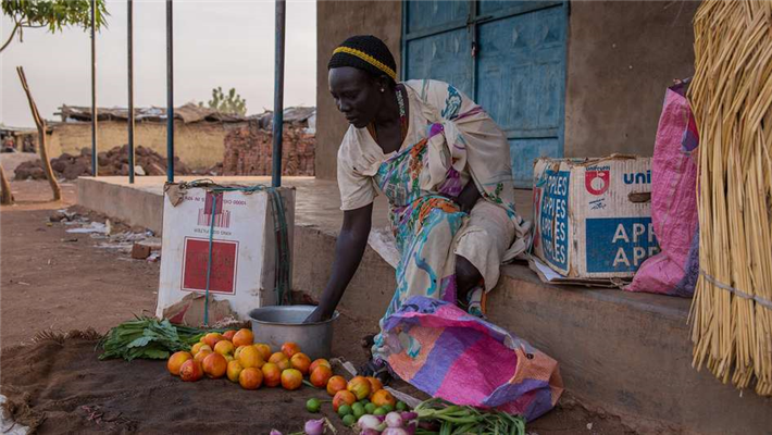 Auf einem Dorfmarkt im Südsudan verkauft eine Frau Obst und Gemüse, um ihren Lebensunterhalt zu verdienen. Durch die Stärkung der Existenzsicherheit tragen resiliente Ernährungssysteme zur Friedensförderung bei. Insbesondere in Konfliktgebieten spielen lokale Märkte daher eine bedeutende Rolle bei der Bewältigung von Konfliktfolgen. © Welthungerhilfe/Stefanie Glinski