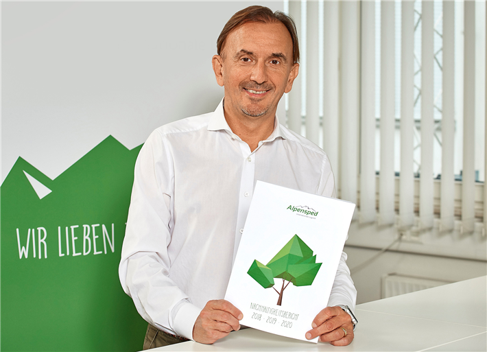 Alpensped-Geschäftsführer Christian Faggin präsentiert stolz den fünften Nachhaltigkeitsbericht. © Fotostudio Kauffelt