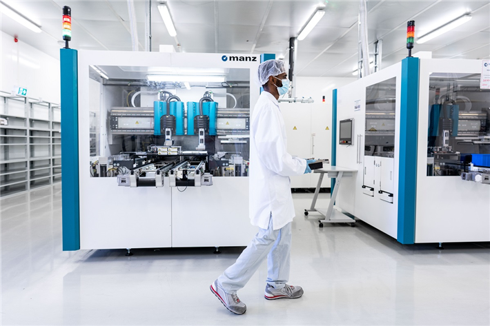 CUSTOMCELLS gehört zu den führenden Produzenten in der Entwicklung modernster Lithium-Ionen Batteriezellen. Am CUSTOMCELLS Standort Tübingen werden Serien kleiner und mittlerer Volumina produziert. © CUSTOMCELLS