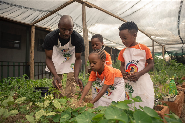 'Grow for Life' bereitet Kinder und Jugendliche ab dem Kindergartenalter darauf vor, mit Landwirtschaft nachhaltig ihren eigenen Lebensunterhalt verdienen zu können. © CARGLASS
