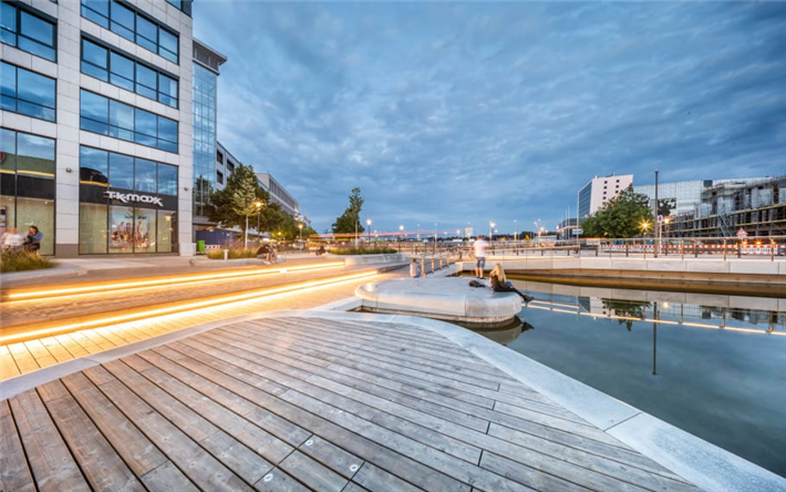 Er belebt seit 2020 die Innenstadt der schleswig-holsteinischen Landeshauptstadt Kiel: Der Holstenfleet wurde mit über 5 km Kebony Holz fertiggestellt. © René Sievert