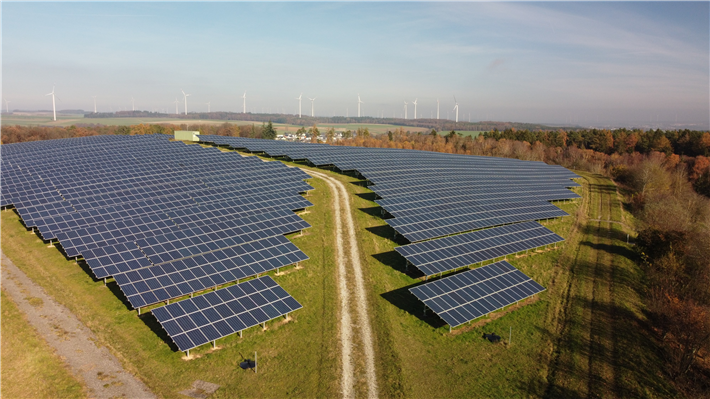 Photovoltaik und Windkraft haben den Rhein-Hunsrück-Kreis bilanziell klimaneutral gemacht. Fachleute aus mehr als 50 Ländern haben sich vor Ort kundig gemacht, wie mit Hilfe von Energiewende-Projekten nachhaltiger Strukturwandel gelingen kann. © RHE / Tobias Mladek 