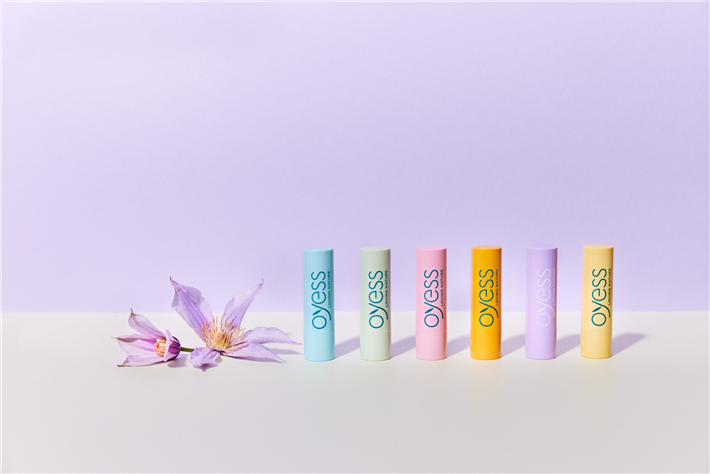Seit Januar 2021 gibt es die trendigen Lippenpflegestifte im Drogerie- und Bio-Fachmarkt zu kaufen. © OYESS