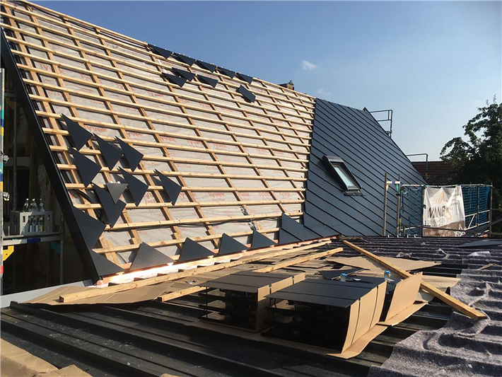 Der Bauherr bekommt beim Mietkauf ein schickes Solardach von SolteQ auf sein Haus installiert und braucht sich kein 'totes' Dach vom Dachdecker zu kaufen. © Solteq