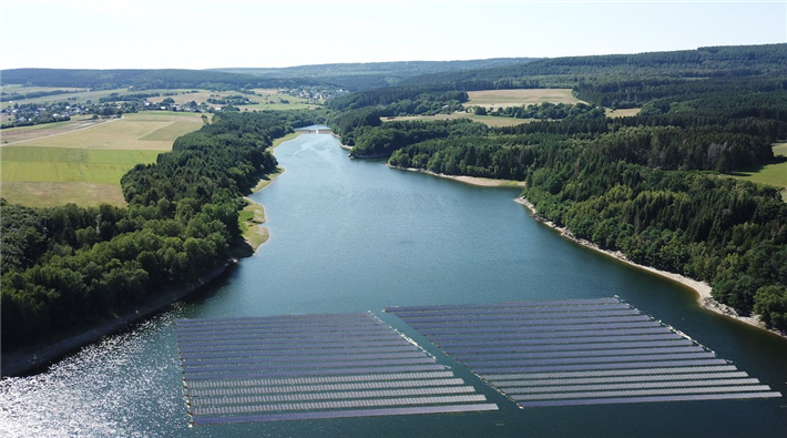 Symbolische Darstellung einer schwimmenden Photovoltaikanlage auf der Steinbachtalsperre. © te Heesen, Umweltcampus Birkenfeld 