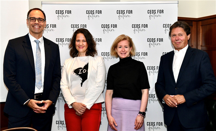 Die CEOs FOR FUTURE sind bereit, ihren Beitrag zur Erreichung der Klimaziele zu leisten: v.l.n.r.: Berthold Kren (CEO LAFARGE Zementwerke GmbH), Christiane Brunner (Vorständin CEOs FOR FUTURE), Birgit Kraft-Kinz (Vorständin CEOs FOR FUTURE), Wolfgang Anzengruber (Vorstand CEOs FOR FUTURE). Fotocredit: CEOs FOR FUTURE / Tsitsos