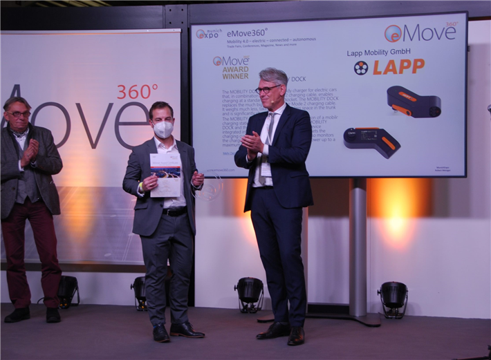 Robert Metzger, CEO & Publisher MunichExpo Veranstaltungs GmbH übergibt an Fabian Gläser, Projektmanager Lapp Mobility GmbH, den Preis © LAPP