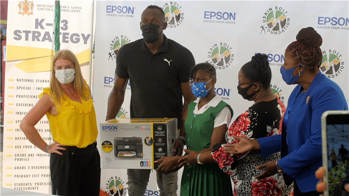 Maria Eagling von Epson Europa spendet EcoTank-Drucker und -Projektoren an die Usain Bolt Foundation © EPSON