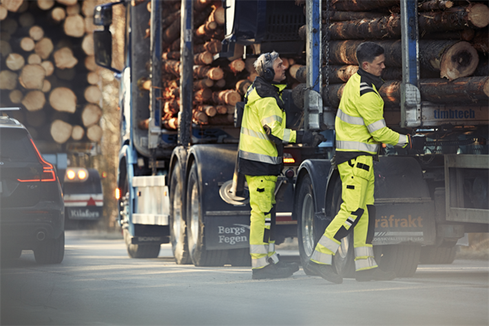 Fristads geht den nächsten Schritt auf dem Weg zu einem nachhaltigeren Anbieter von Arbeitskleidung und bringt seine bisher umfangreichste nachhaltig produzierte Arbeitskleidungskollektion auf den Markt - Fristads Green High Visibility. © Fristads