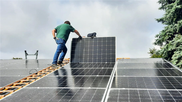 BürgerEnergie Gera eG wird 100. Mitgliedsgenossenschaft der Bürgerwerke eG. Hier Andreas Dörr, Installateur und Mitglied der BürgerEnergie Gera bei der Installation der ersten PV-Anlage nahe Gera. © BürgerEnergie Gera