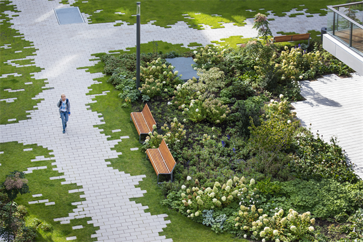 Wohnensemble 'The Garden' in Berlin: Die Gehwege mit dem Magnum Pflaster rinnit sind verzahnt mit den Rasenflächen für viel Grün im urbanen Raum. © Rinn Beton- und Naturstein GmbH & Co. KG