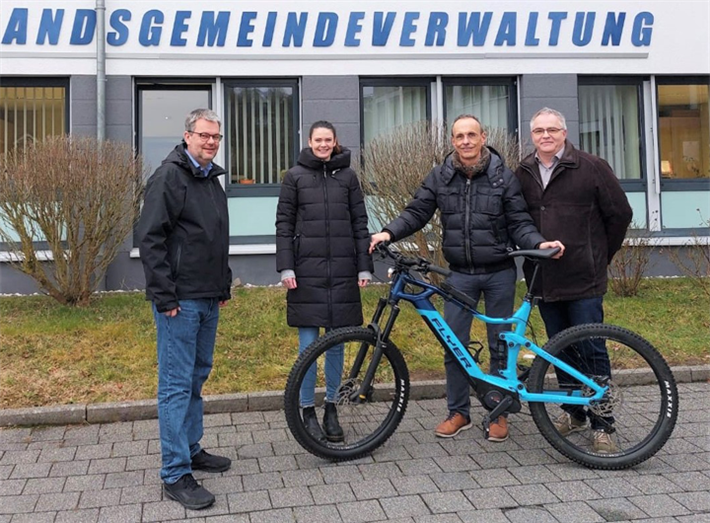 Werben für das Fahrradfahren, auch zum Arbeitsplatz: VG-Bürgermeister Markus Hof (v.l.n.r.), Christina Becher (Klimaschutzmanagement), Peter Jung aus der Finanzabteilung und Thomas Henritzi, ebenfalls vom Klimaschutzmanagement. © Verbandsgemeinde Westerburg 