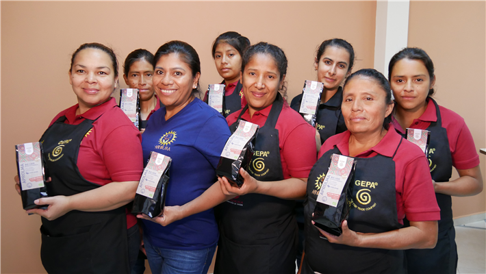 Die Frauenkooperative APROLMA aus Honduras hat 69 weibliche Mitglieder. Zusammen mit der GEPA haben sie 2018 ein Röstprojekt gestartet. Neben Röstung und Qualitätssicherung wird der Kaffee zusätzlich in Honduras verpackt und etikettiert. So bleibt mehr Wertschöpfung im Anbauland. © GEPA – The Fair Trade Company / Anne Welsing