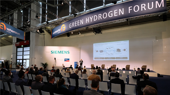 Im Ausstellungsbereich 'Green Hydrogen Forum & Expo' treffen sich Unternehmer, die Wasserstoff, Brennstoffzellen, Elektrolyse und Power-to-Gas in die Märkte bringen wollen. © Solar Promotion GmbH