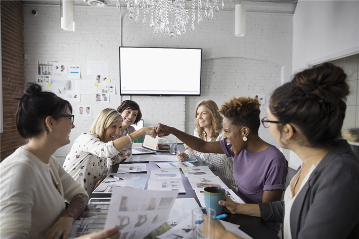 Neben einem Preisgeld von 75.000 Euro erhalten die Gewinner ein professionelles Coaching der Social Entrepreneurship Akademie und eine sechsmonatige Beratung durch Deloitte – egal ob die Initiative noch in ihren Anfängen steckt oder bereits umfassende Erfahrungen gesammelt hat. © Getty Images