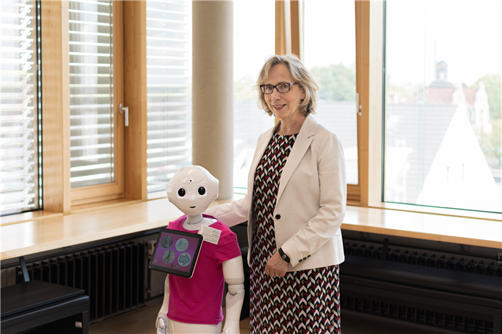 Prof. Dr. Barbara Klein mit Roboter PEPPA. © Kevin Rupp, Frankfurt UAS