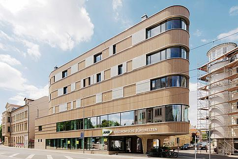 Das Holzhaus Leipzig-Lindenau überträgt städtische Detaillösungen auf den Holzbau und macht ihn zum urbanen Thema. Das würdigt der DNP 2019 mit einer Nominierung. © Peter Eichler
