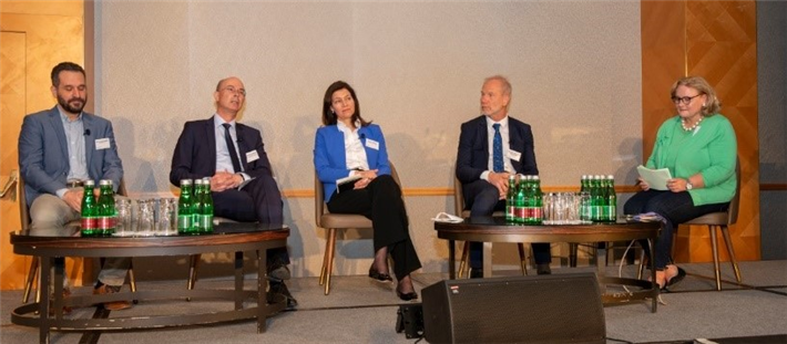 Unter der Moderation von Dr. Heidrun Kopp, Founder and Managing Director, Institut für nachhaltiges Finanzwesen, diskutierten - von links nach rechts - Mag. Armand Colard, Founder and Chief Executive Officer, ESG Plus, Mag. Günther Schiendl, CEFA, Member of the Executive Board, VBV-Pensionskasse und VBV Betriebliche Altersvorsorge, Andrea Stürmer, Chief Executive Officer, Zürich Versicherungs-Gesellschaft und MMag. DDr. Hans Peter Ladreiter, Chairman of the Board, Security KAG. © ICF