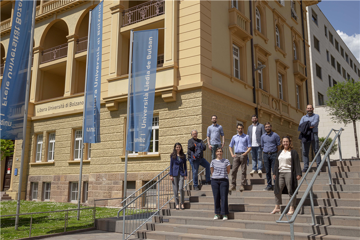 Teams des Kompetenzzentrums für Pflanzengesundheit. Von links nach rechts: Lorenza Colato, Fabrizio Mazzetto, Mauro Maver, Tanja Mimmo, Lorenzo Becce, Guido Orzes, Hannes Schuler, Luisa Petti und Renato Vidoni. © Freie Universität Bozen – Libera Università di Bolzano 