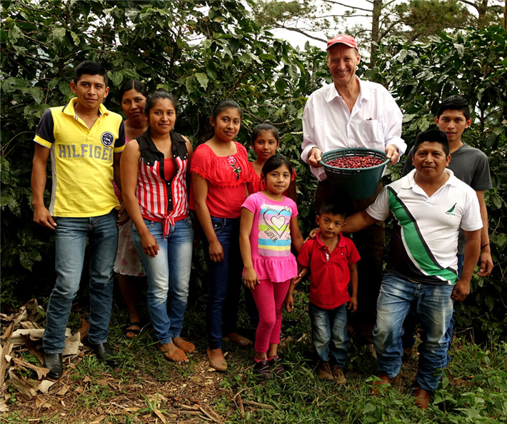 Farmerfamilie in Guatemala bei der Aufforstung. © Café del Rey Stiftung