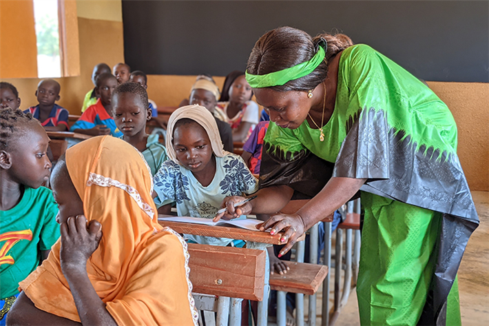Lehrerin in Burkina Faso im neuen Klassenzimmer nach der Renovierung © Groundbreaker