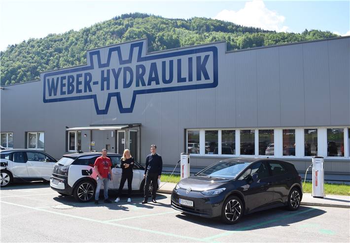 Franz Damhofer, Kerstin Uitz und Willi Pranzl: Das E-Mobility-Projekt wurde durch eine vorbildliche Kooperation von Betriebsrat, Personalbüro, Einkauf, Facility Management und Geschäftsführung ermöglicht © WEBER-HYDRAULIK GMBH