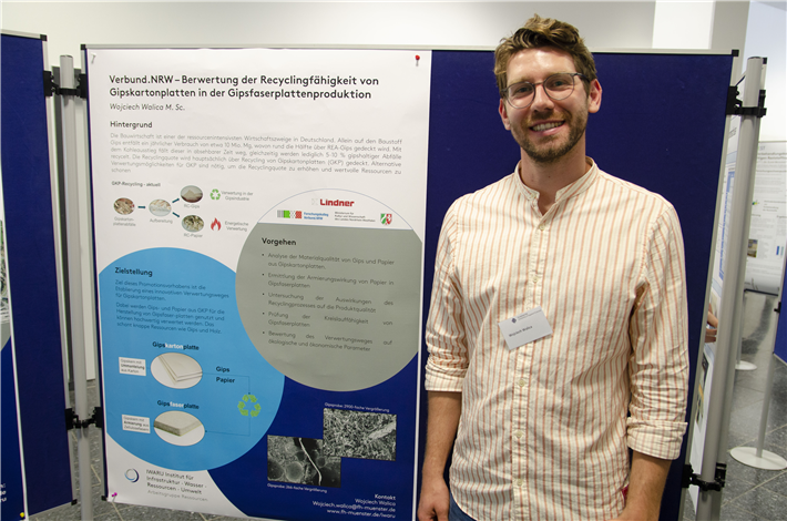 Neben ihren Kurzvorträgen stellten die Wissenschaftler*innen ihre Arbeit auch auf Projektpostern vor - wie etwa Promovend Wojciech Walica, der die ganzheitliche Wiederverwertung von Gipskartonplatten untersucht. © FH Münster/Frederik Tebbe