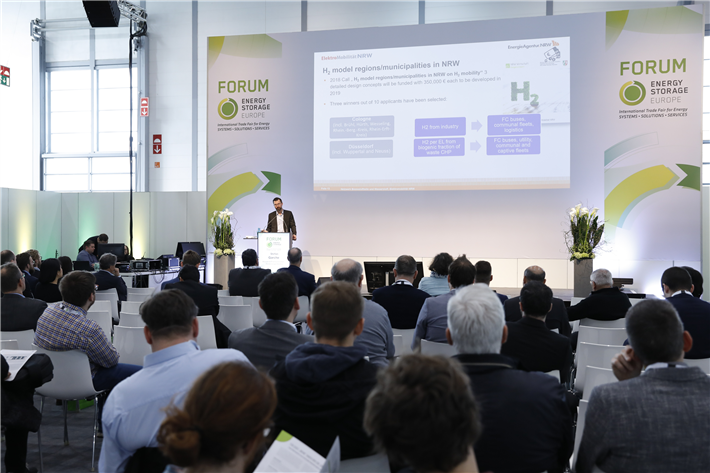 Das kostenfreie Forum der decarbXpo präsentiert vom 20. – 22. September 2022 einen einzigartigen Vortragsmix zur industriellen und gewerblichen Dekarbonisierung sowie zu Speichersystemen. © Messe Düsseldorf, Constanze Tillmann