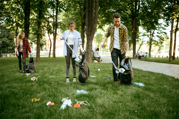 Aufräumaktion in einem Park zum World Cleanup Day © Benevity International