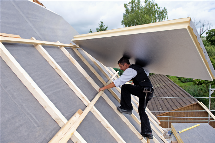 Ressourcenschutz: Bei der Sanierung mit einer außen liegenden, schlanken PU-Dachdämmung kann die vorhandene, noch funktionsfähige Dämmung zwischen den Sparren im Aufbau verbleiben. © IVPU
