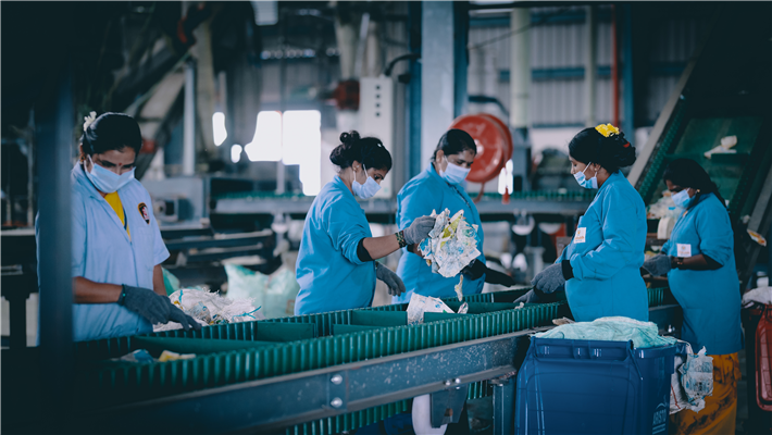 In der neu gegründeten Recyclingfirma 'Vishuddh Recycle' sortieren Mitarbeitende Kunststoffabfälle, damit diese zu Granulat verarbeitet werden können. © Melitta Gruppe